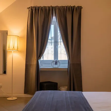 Sotto Le Stelle Ai Decumani Bed and Breakfast Νάπολη